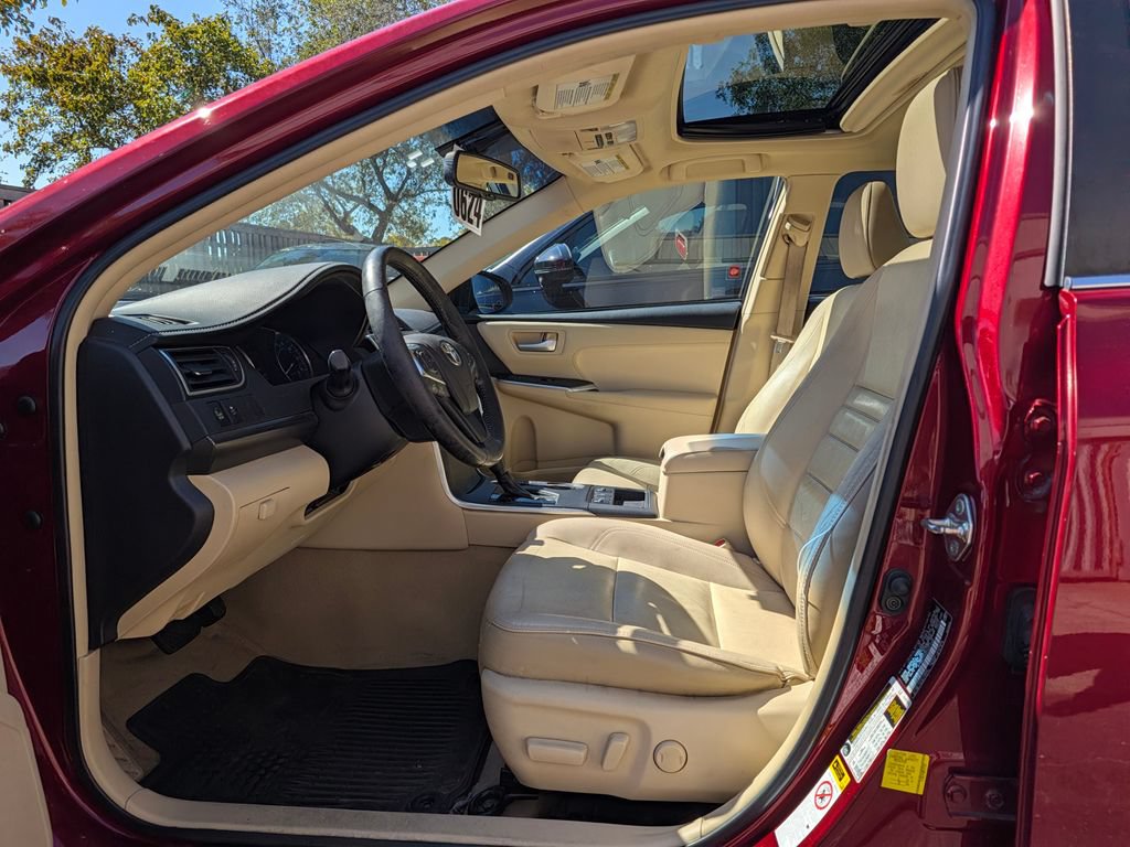 Used 2015 Toyota Camry XLE w/ Moonroof Package FWD image 5