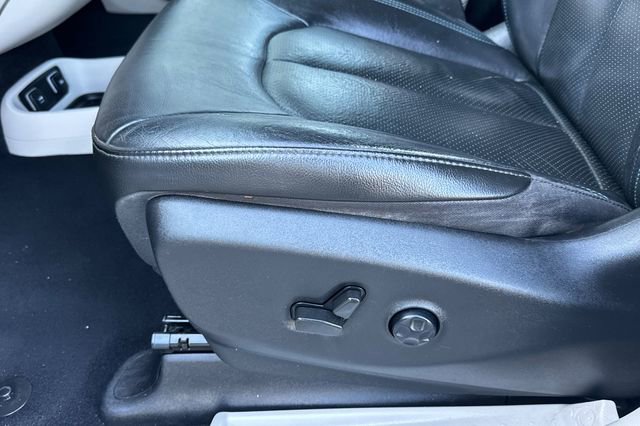 Used 2021 Chrysler Pacifica Touring-L FWD image 13