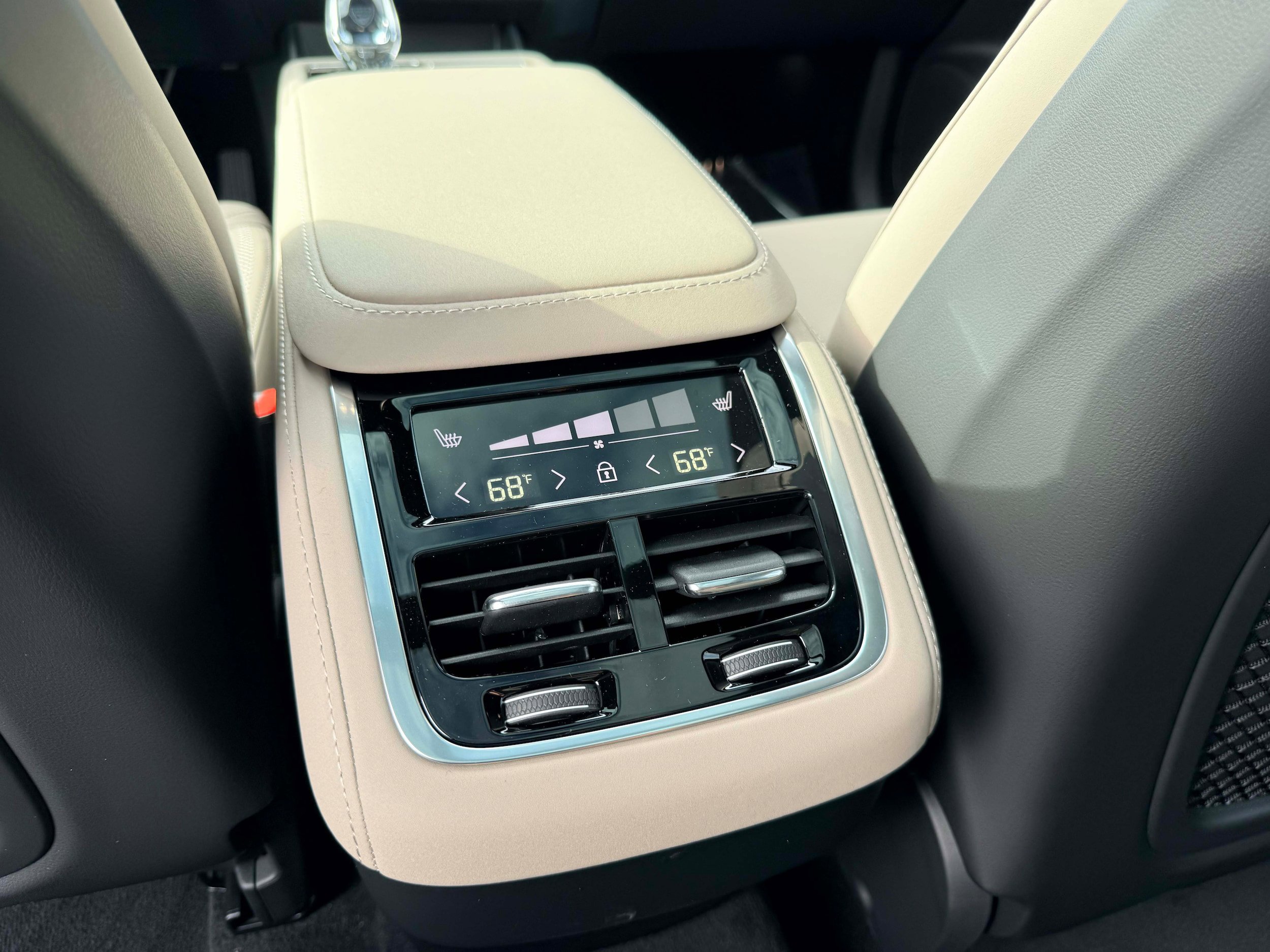 New 2026 Volvo XC90 B6 Plus w/ Protection Package Premier image 17