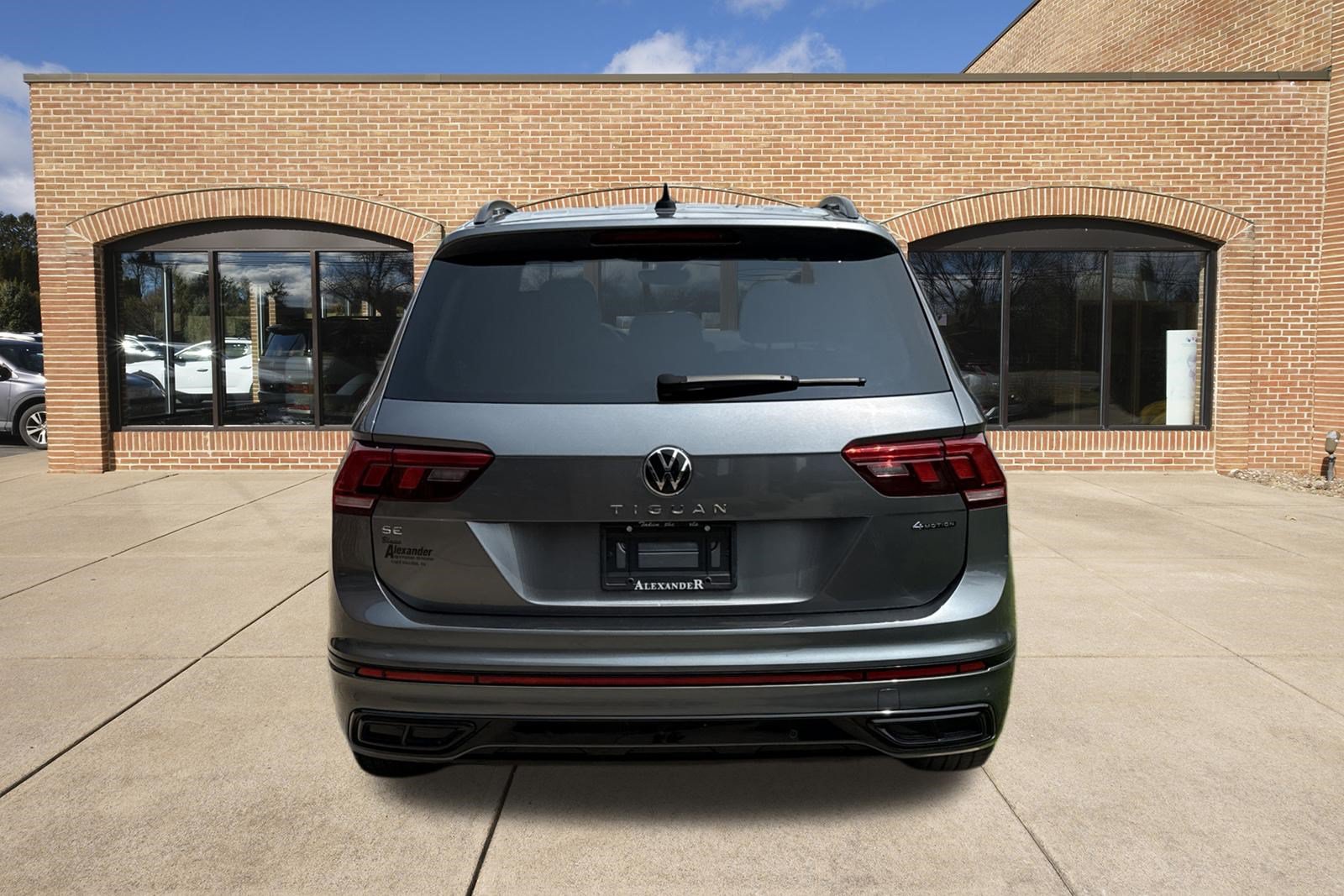 Used 2024 Volkswagen Tiguan SE R-Line AWD/4WD image 4