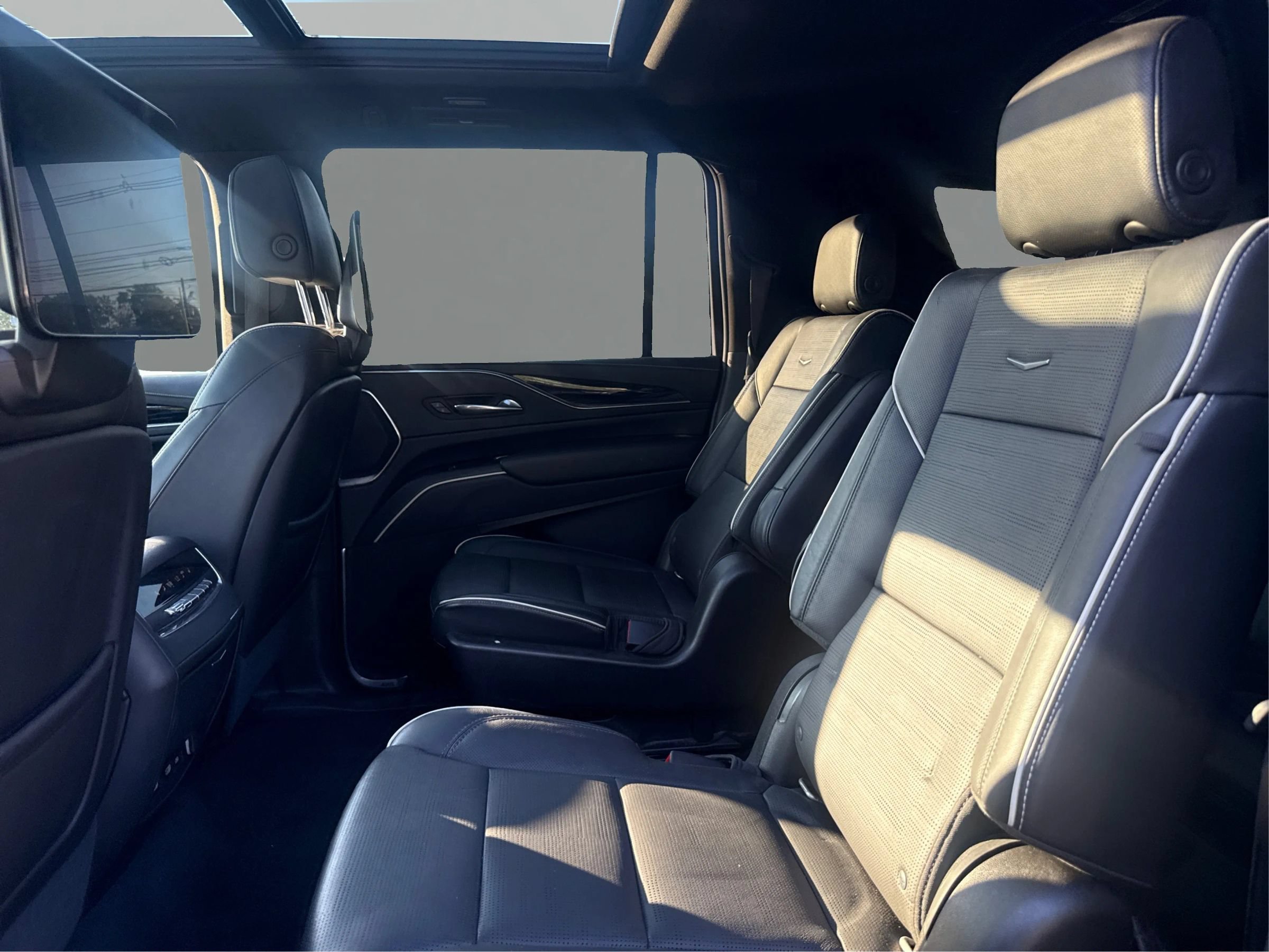 Used 2021 Cadillac Escalade ESV Sport w/ LPO, ONYX Package AWD/4WD image 10