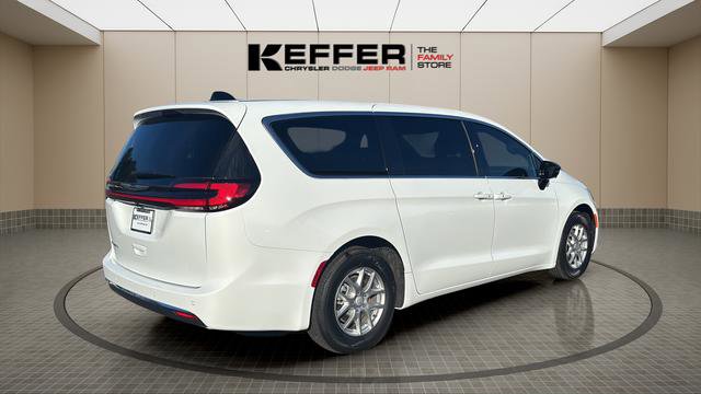 New 2026 Chrysler Pacifica Select image 5