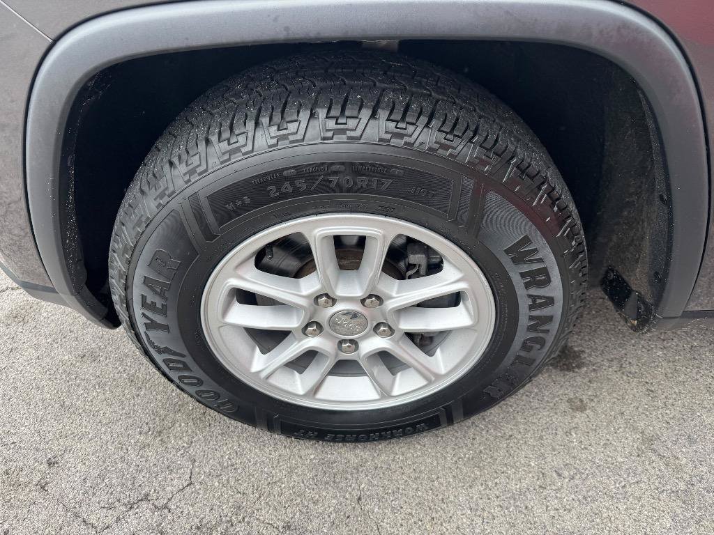 Used 2019 Jeep Grand Cherokee Laredo AWD/4WD image 9