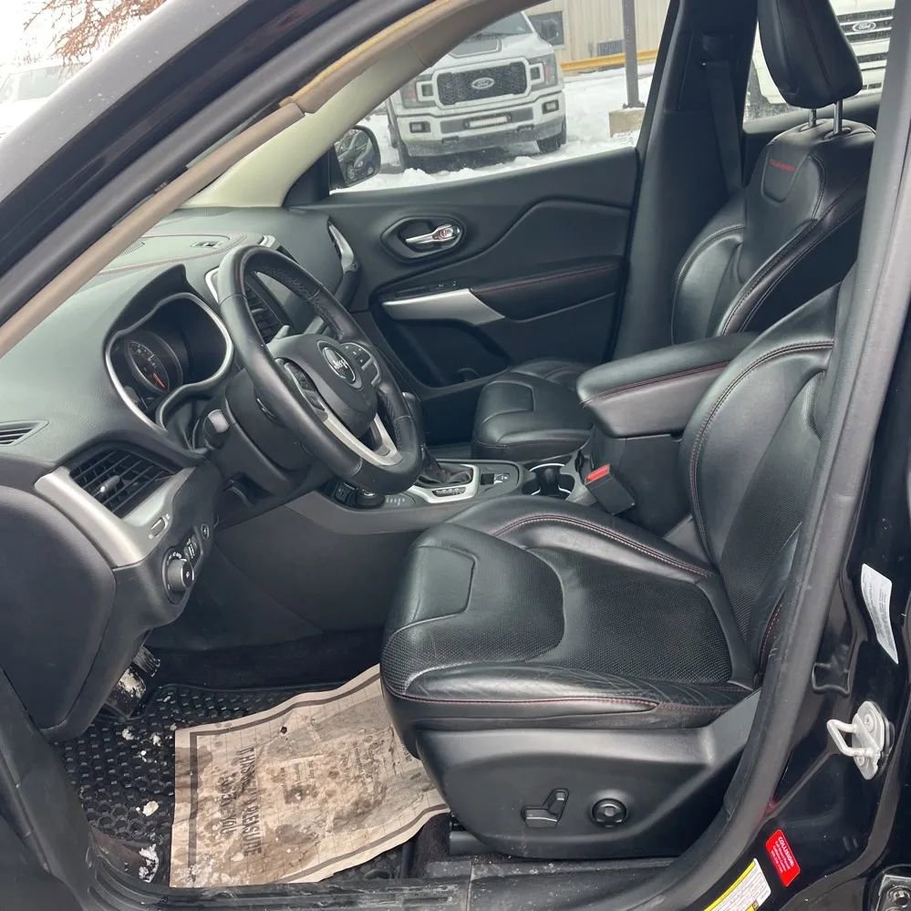 Used 2017 Jeep Cherokee Trailhawk image 9