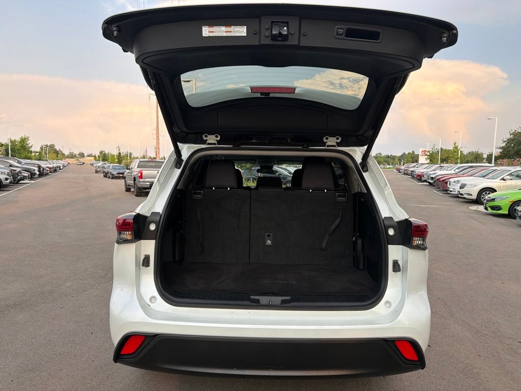 Used 2024 Toyota Highlander LE AWD/4WD image 16
