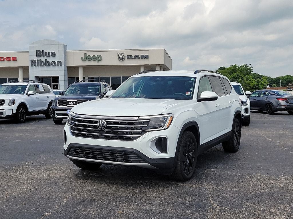 Used 2025 Volkswagen Atlas SE AWD/4WD image 2