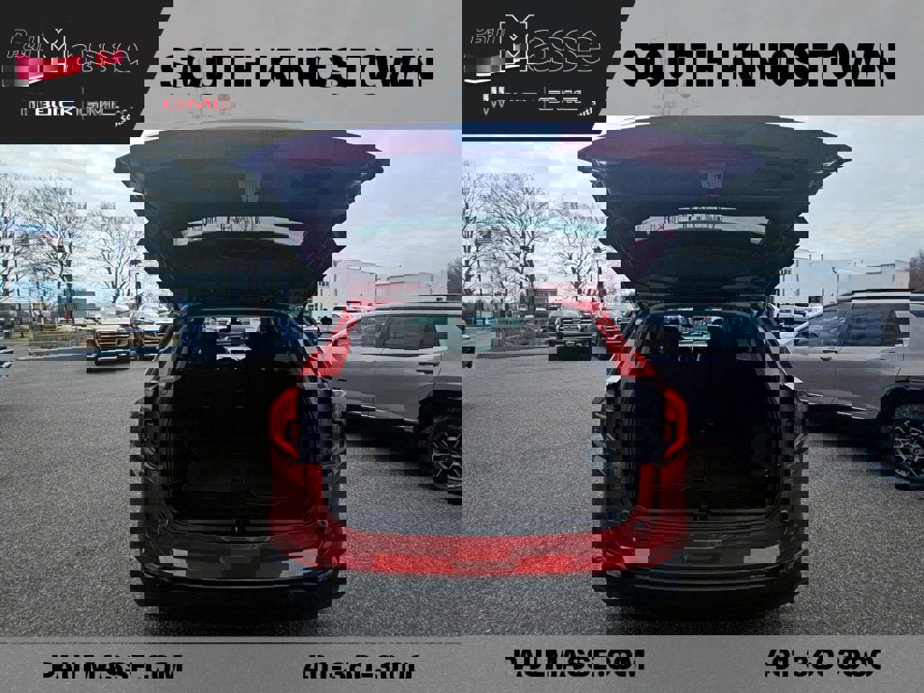 Used 2023 GMC Terrain SLE w/ Driver Convenience Package image 9