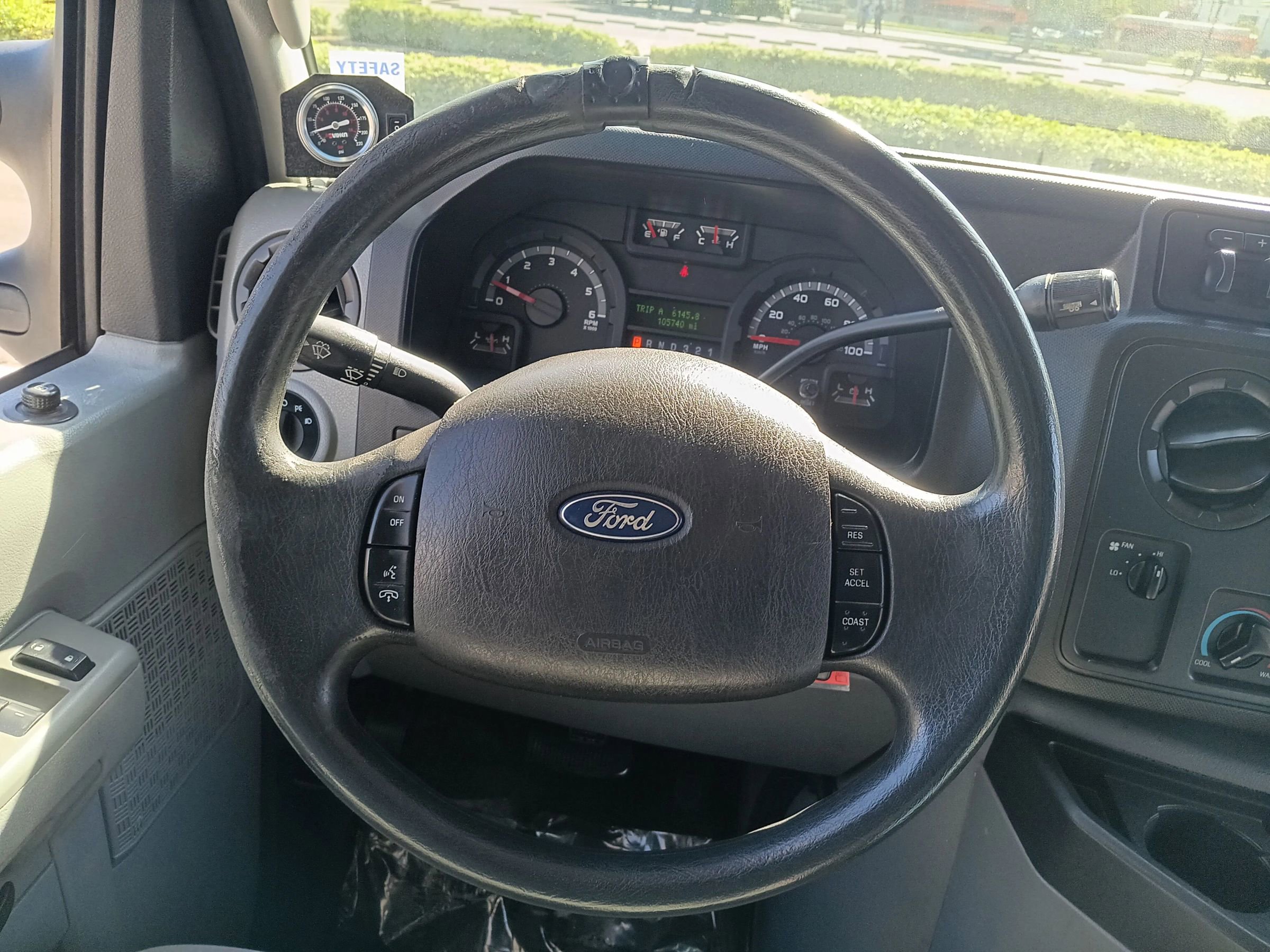 Used 2013 Ford E-450 and Econoline 450 Super Duty w/ Interior Upgrade Pkg RWD image 28