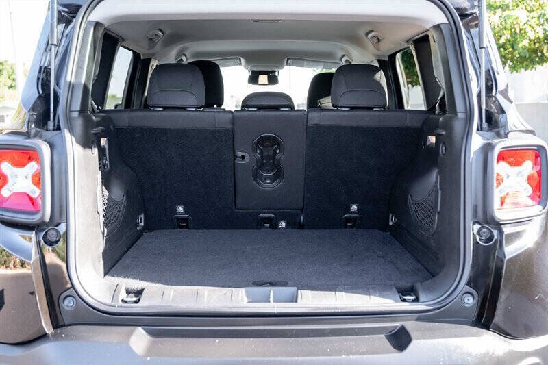 Used 2017 Jeep Renegade Latitude w/ Popular Equipment Group AWD/4WD image 18