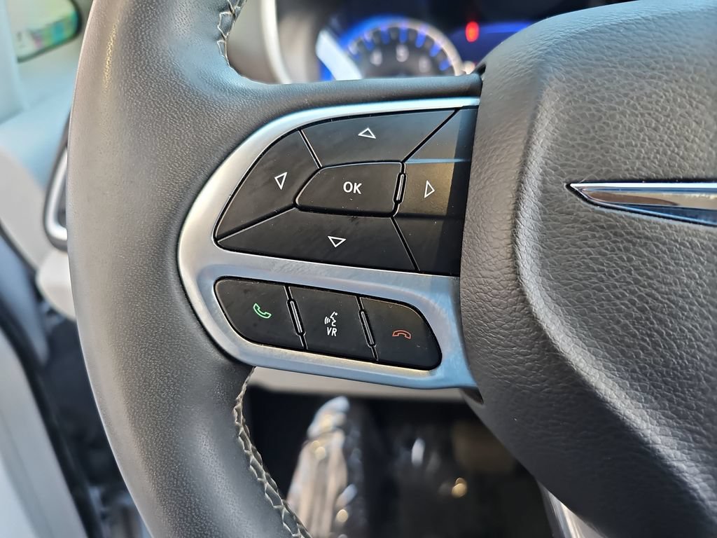 Used 2024 Chrysler Pacifica Touring-L FWD image 11