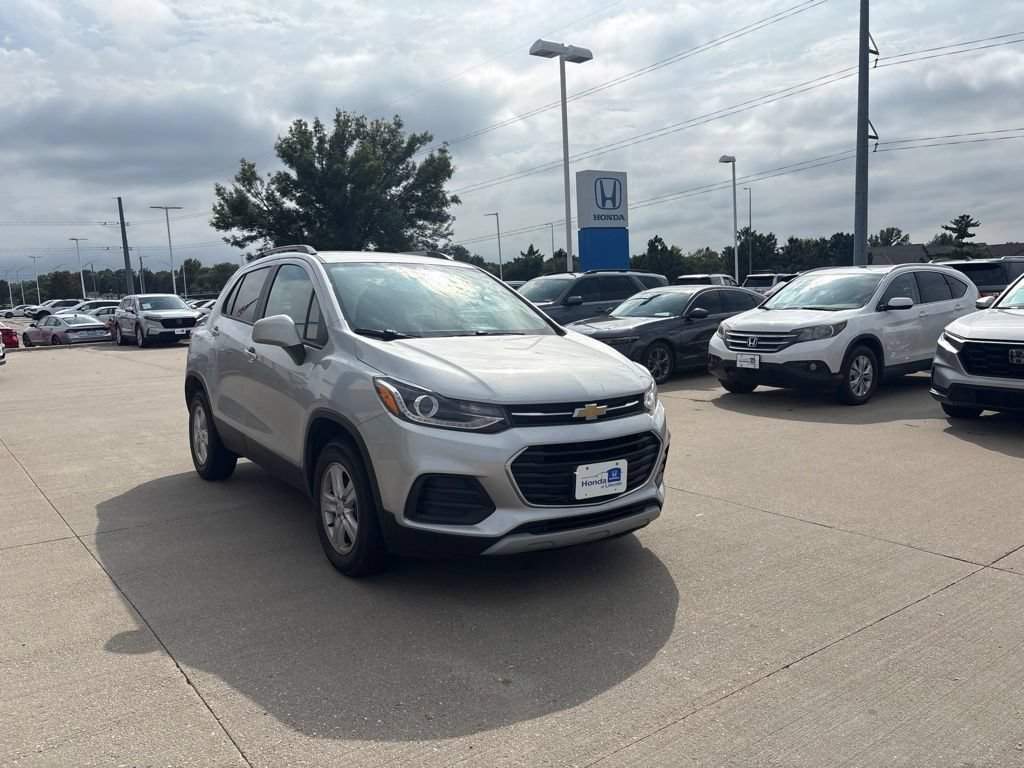 Used 2022 Chevrolet Trax LT w/ LT Convenience Package AWD/4WD image 3