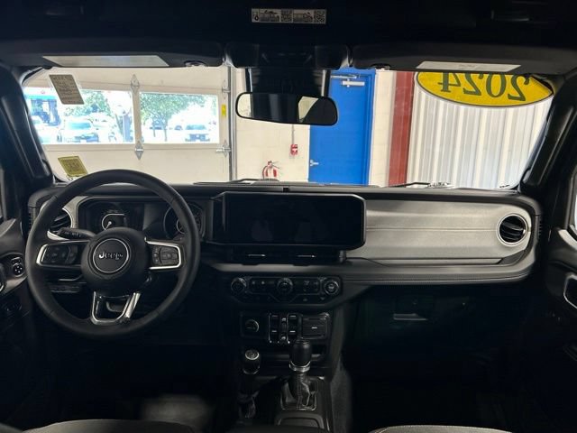 Used 2024 Jeep Wrangler Unlimited Sahara AWD/4WD image 16