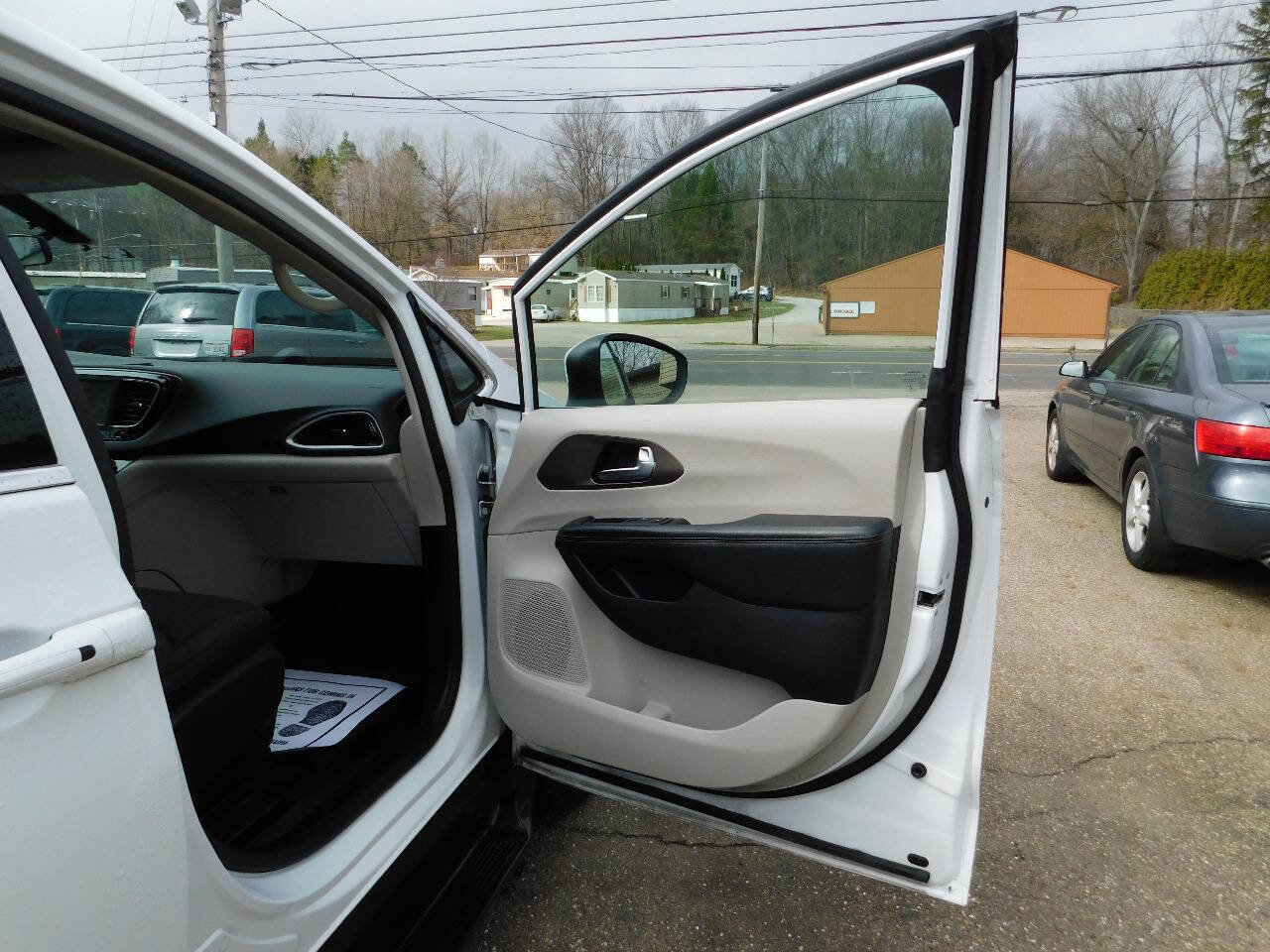 Used 2022 Chrysler Voyager LX image 18