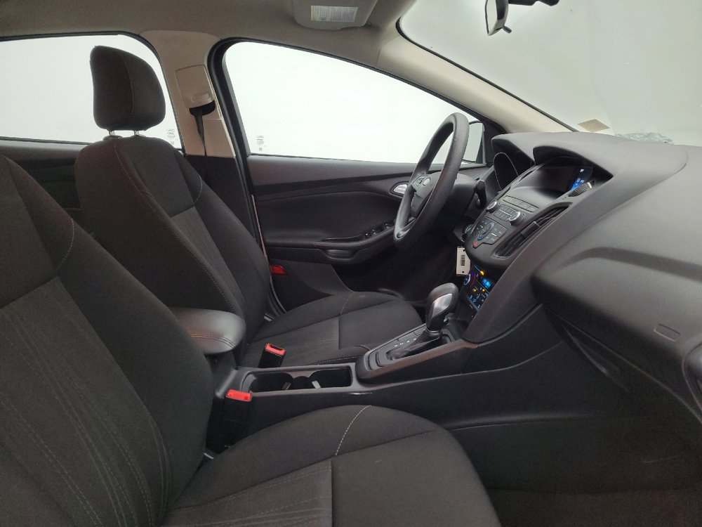 Used 2018 Ford Focus SE w/ SE Appearance Package FWD image 21