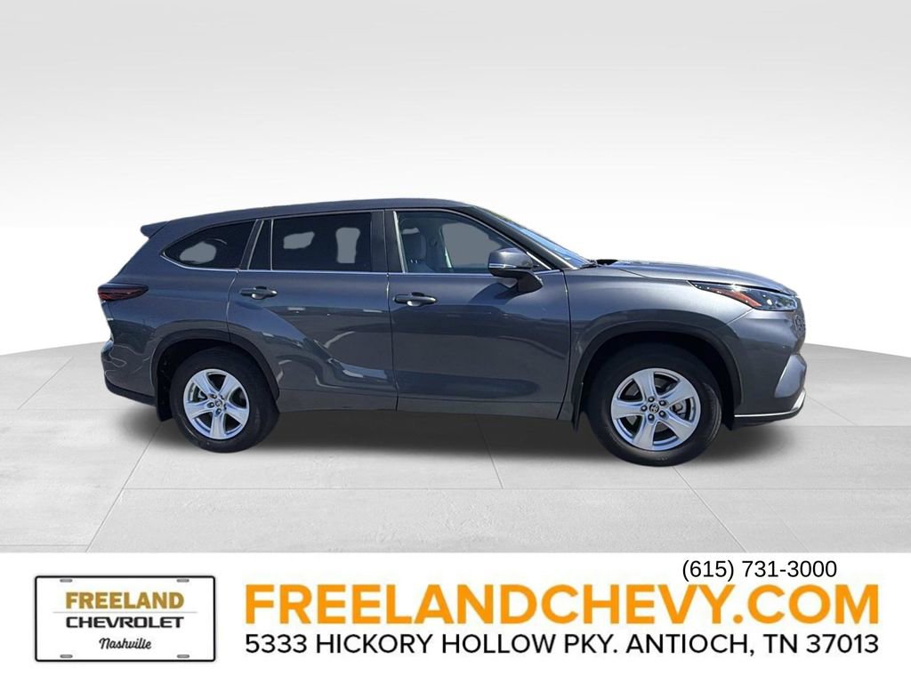 Used 2024 Toyota Highlander LE AWD/4WD image 2