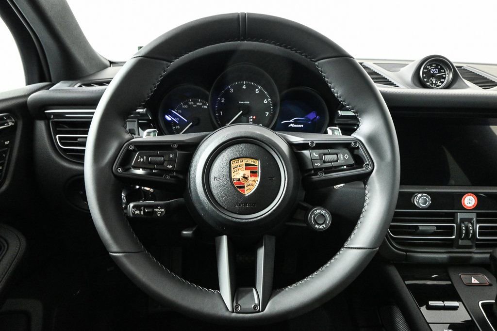 Certified 2026 Porsche Macan AWD/4WD image 9