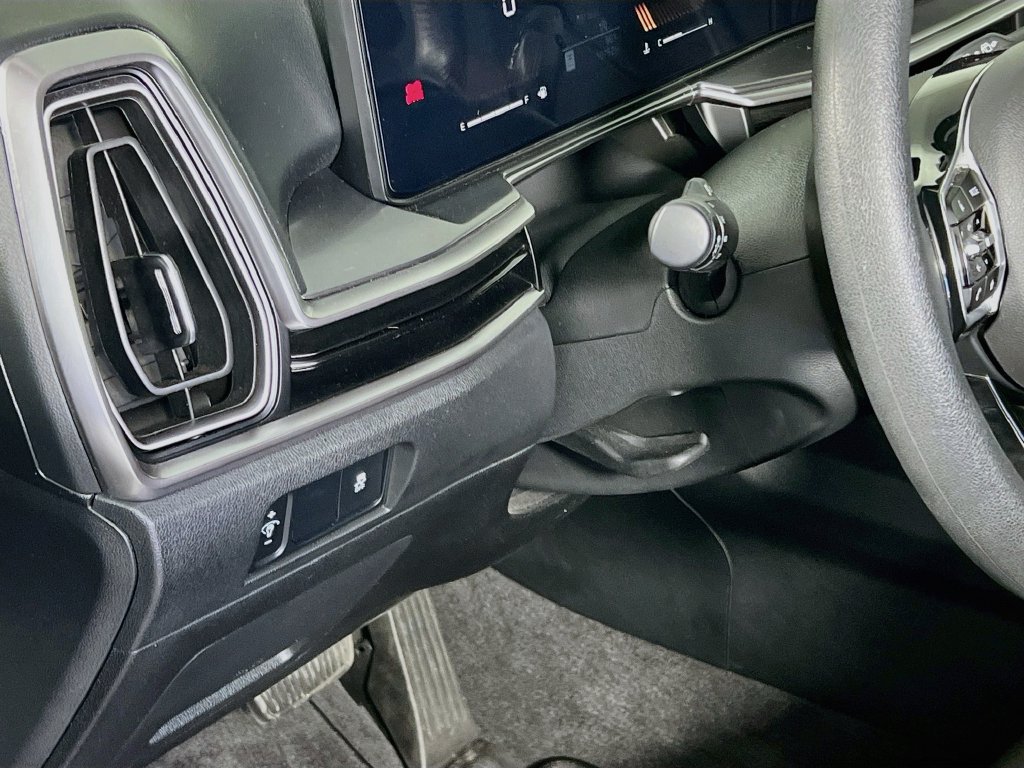 Certified 2025 Kia Sorento LX FWD image 11