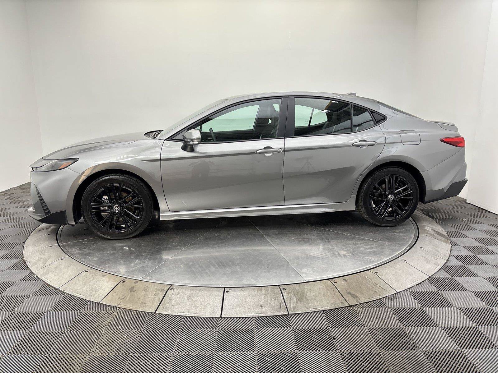 Used 2025 Toyota Camry SE AWD/4WD image 16