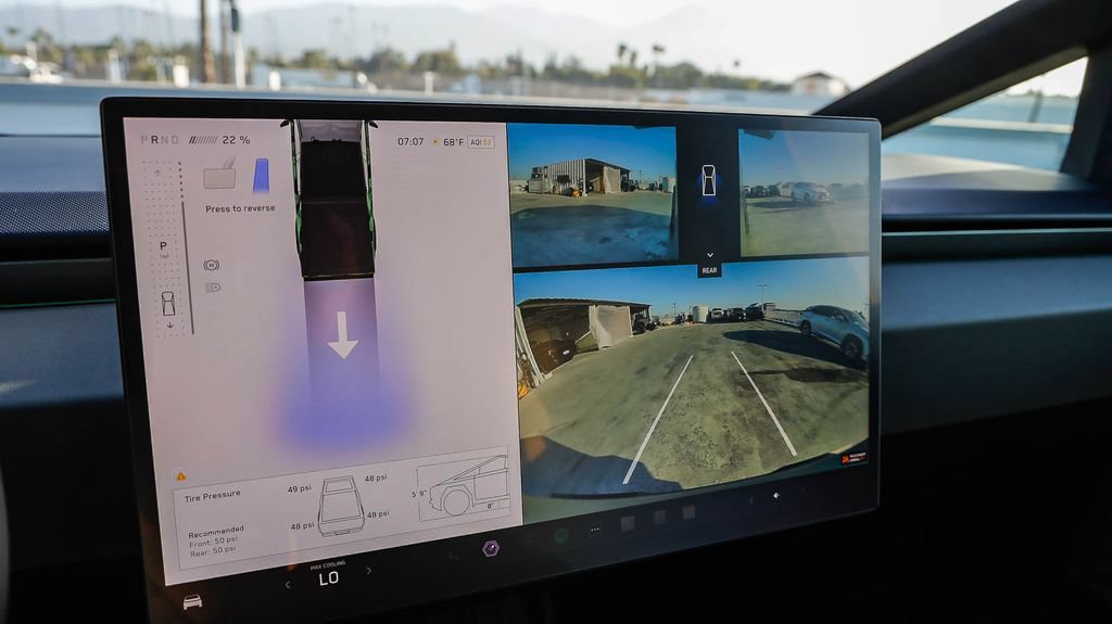 Used 2025 Tesla Cybertruck AWD Crew Cab image 29