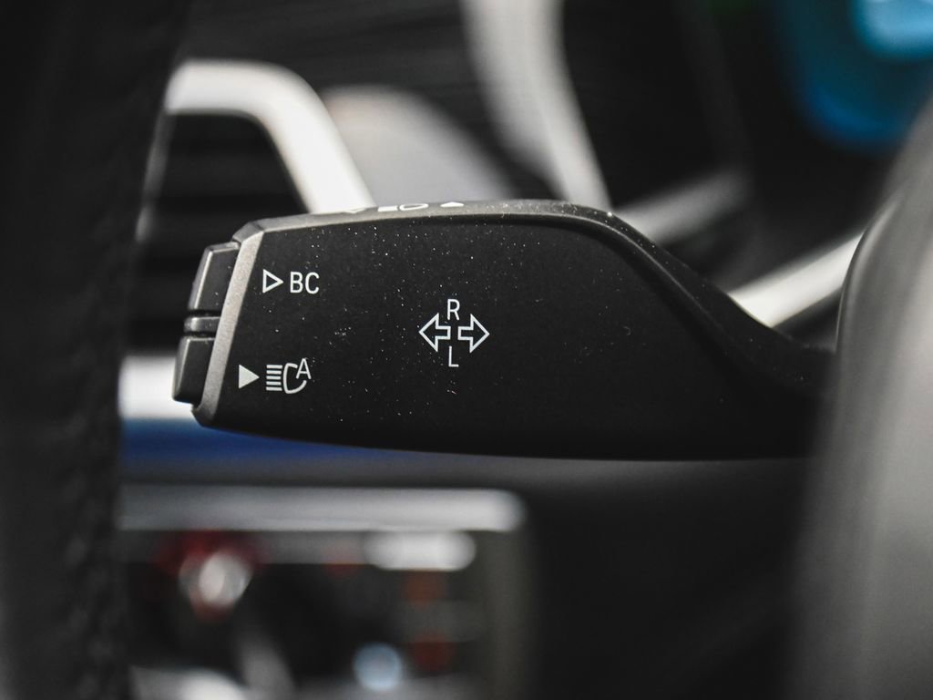 Used 2022 BMW 740i xDrive w/ M Sport Package image 26