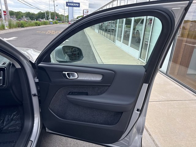 Certified 2025 Volvo XC40 B5 Plus AWD/4WD image 13
