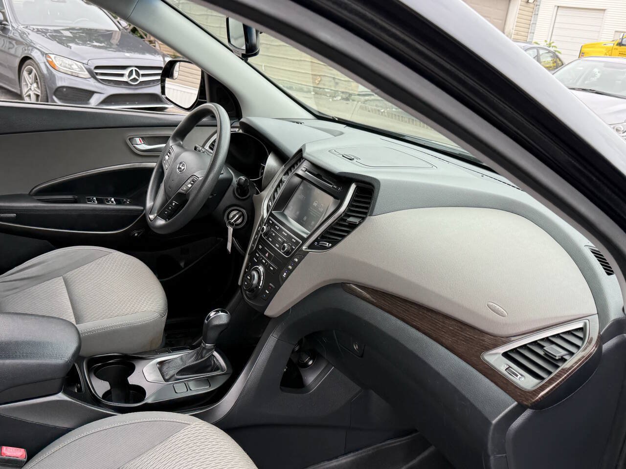 Used 2017 Hyundai Santa Fe SE AWD/4WD image 16