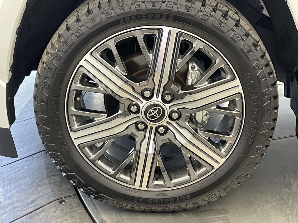 Used 2023 Toyota Sequoia Capstone AWD/4WD image 11