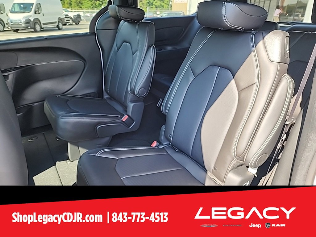 New 2026 Chrysler Pacifica Select image 13