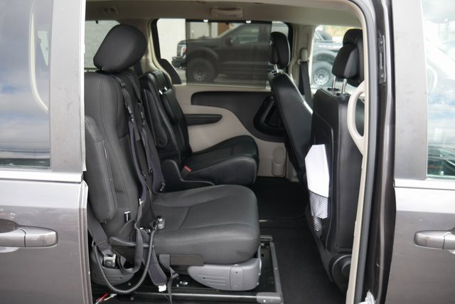 Used 2015 Chrysler Town & Country Touring image 25