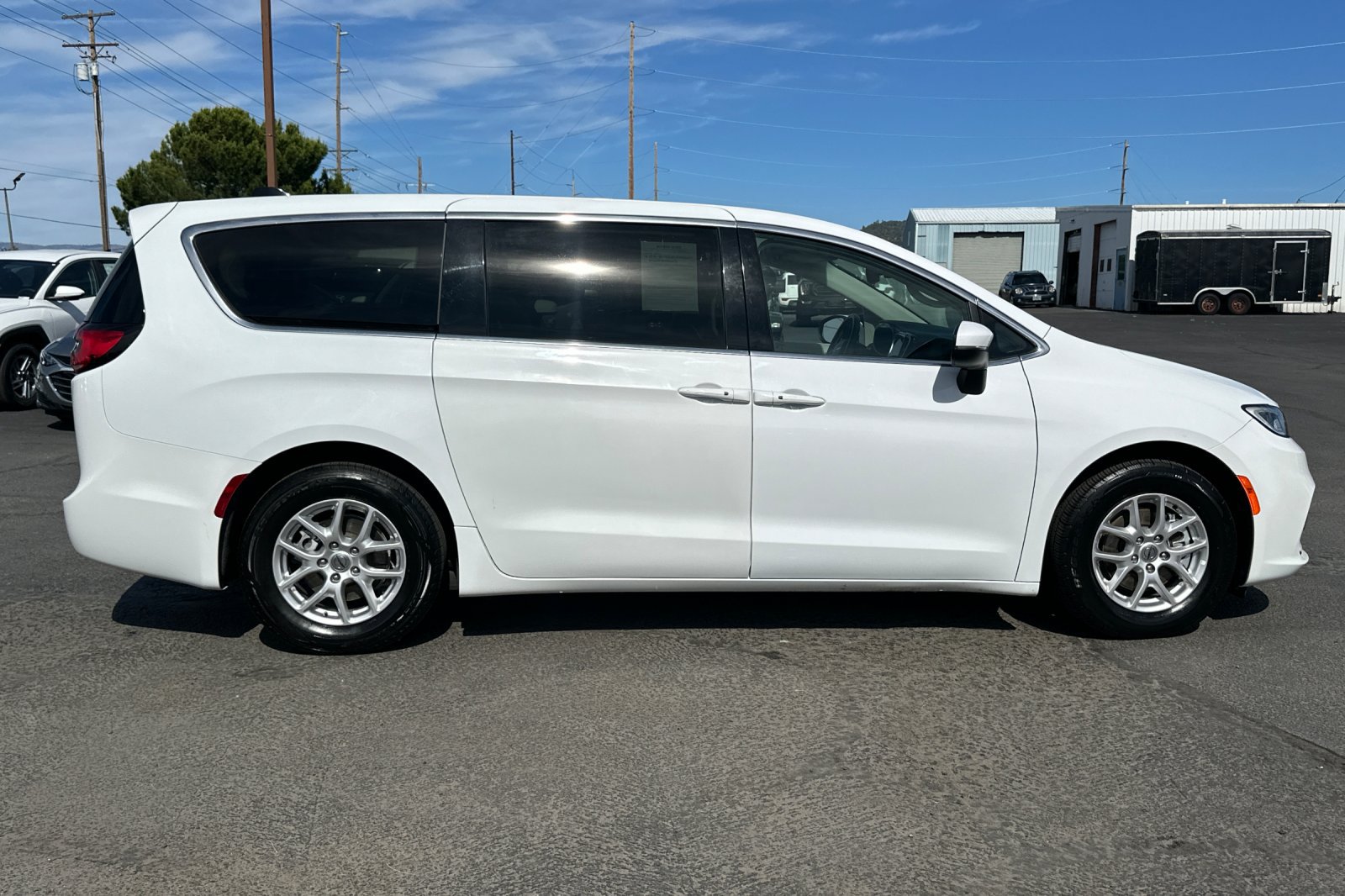 Used 2023 Chrysler Pacifica Touring-L FWD image 3