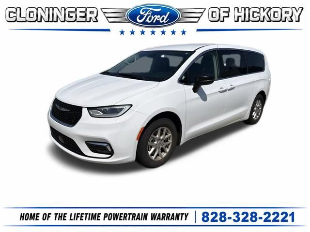 Used 2024 Chrysler Pacifica Touring-L FWD image 1
