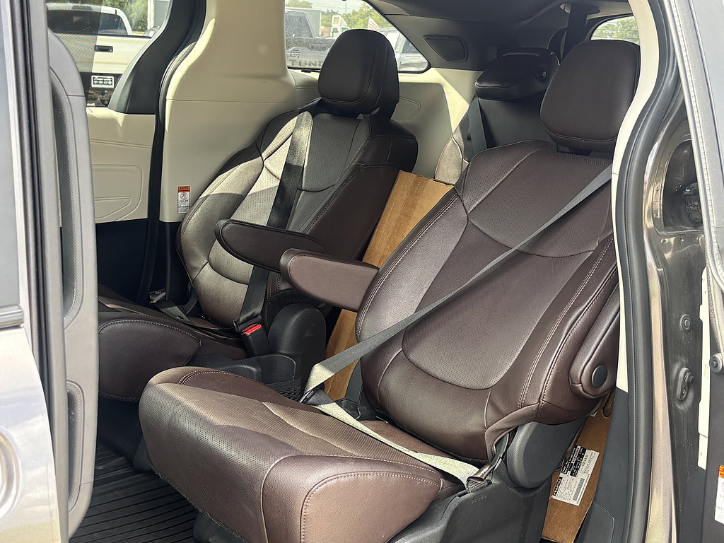 Used 2024 Toyota Sienna Platinum AWD/4WD image 9