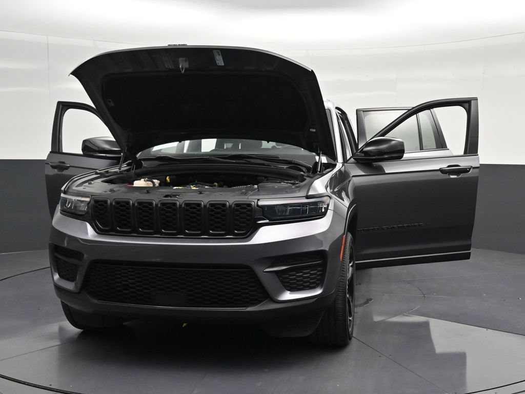 Used 2024 Jeep Grand Cherokee Altitude AWD/4WD image 30