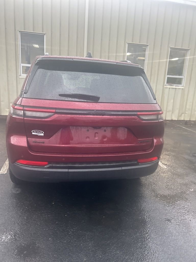 Used 2025 Jeep Grand Cherokee Limited w/ Black Appearance Package AWD/4WD image 5