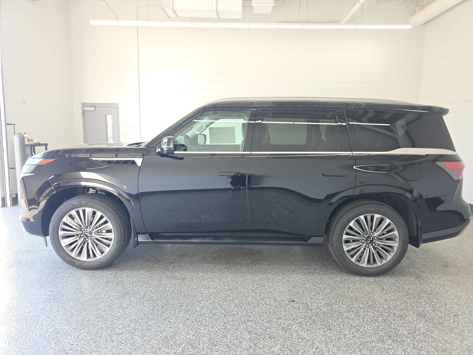 New 2026 INFINITI QX80 Luxe w/ Cargo Package RWD image 2