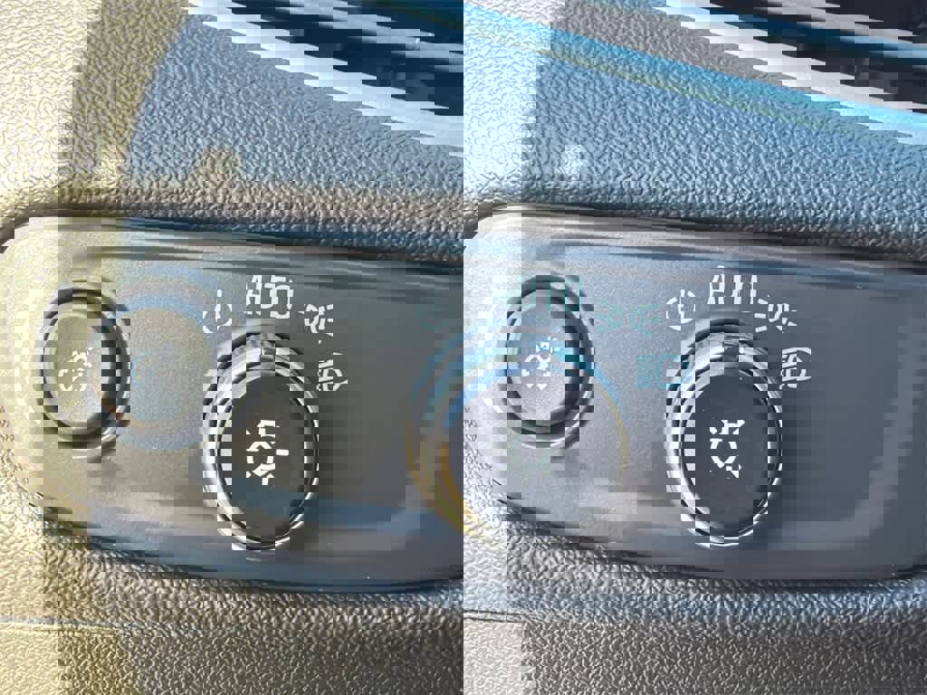 Used 2023 Chevrolet Malibu LT image 30