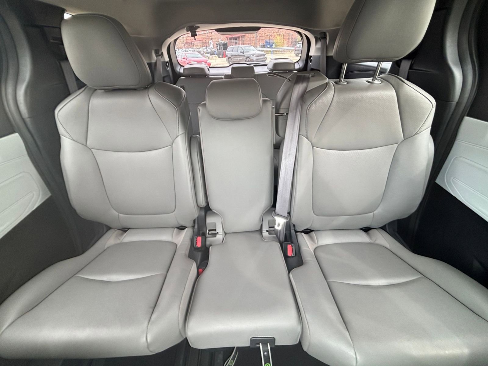 Used 2025 Toyota Sienna XLE FWD image 41