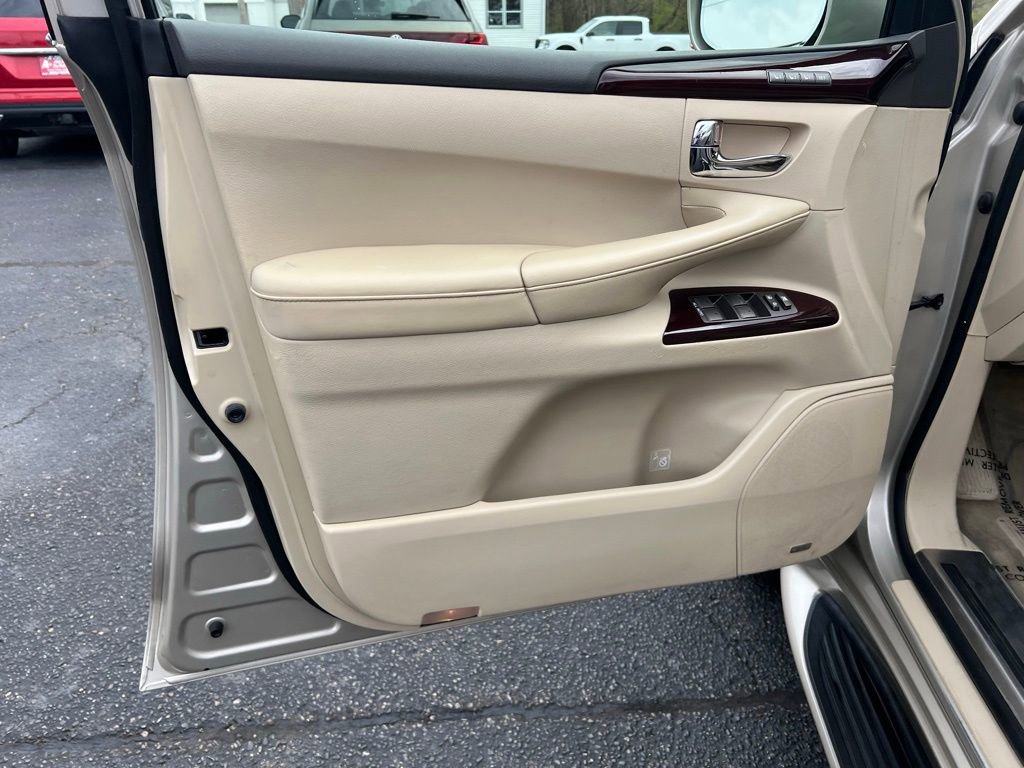 Used 2013 Lexus LX 570 4WD w/ Luxury Pkg image 12