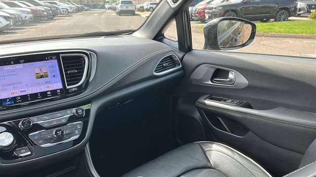 Used 2025 Chrysler Pacifica Limited FWD image 22