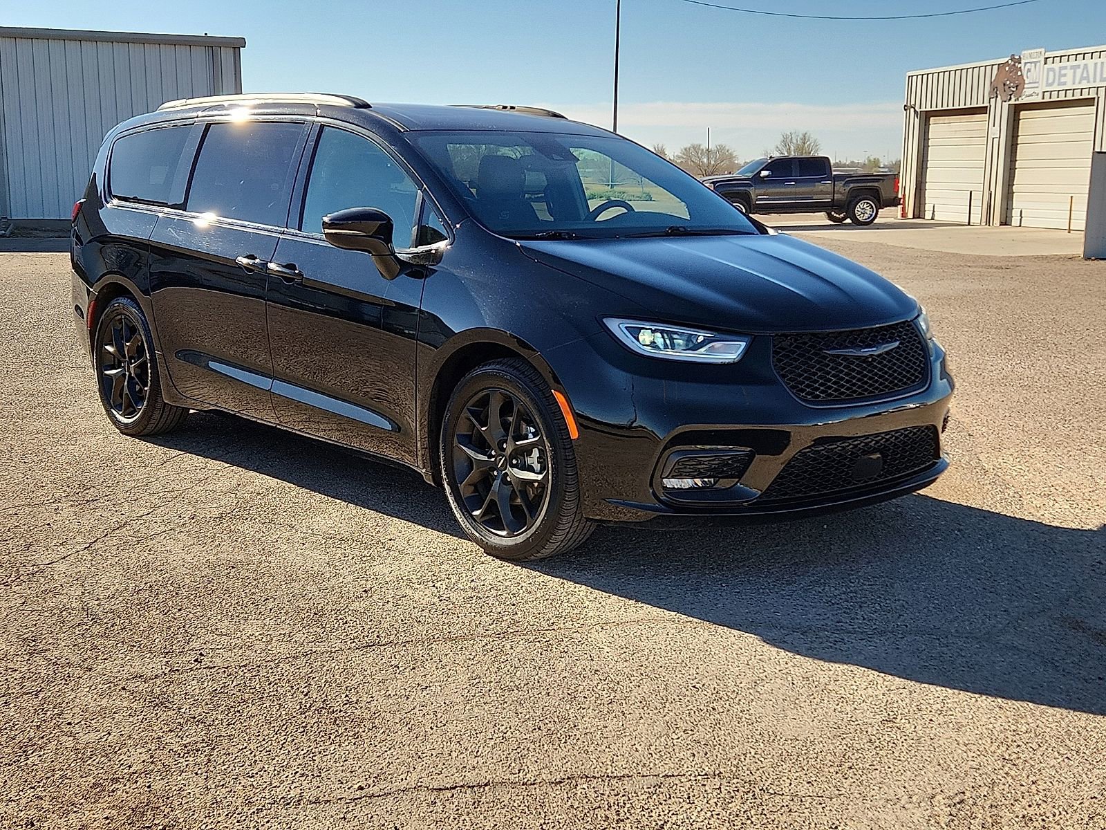 Used 2025 Chrysler Pacifica Limited image 6