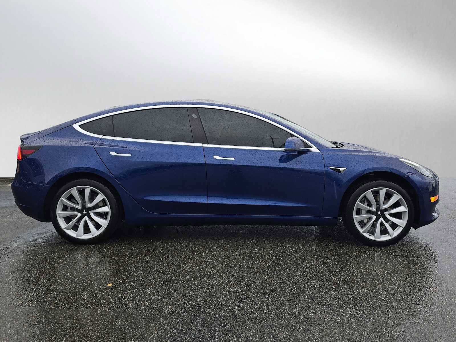 Used 2020 Tesla Model 3 Standard Range image 2