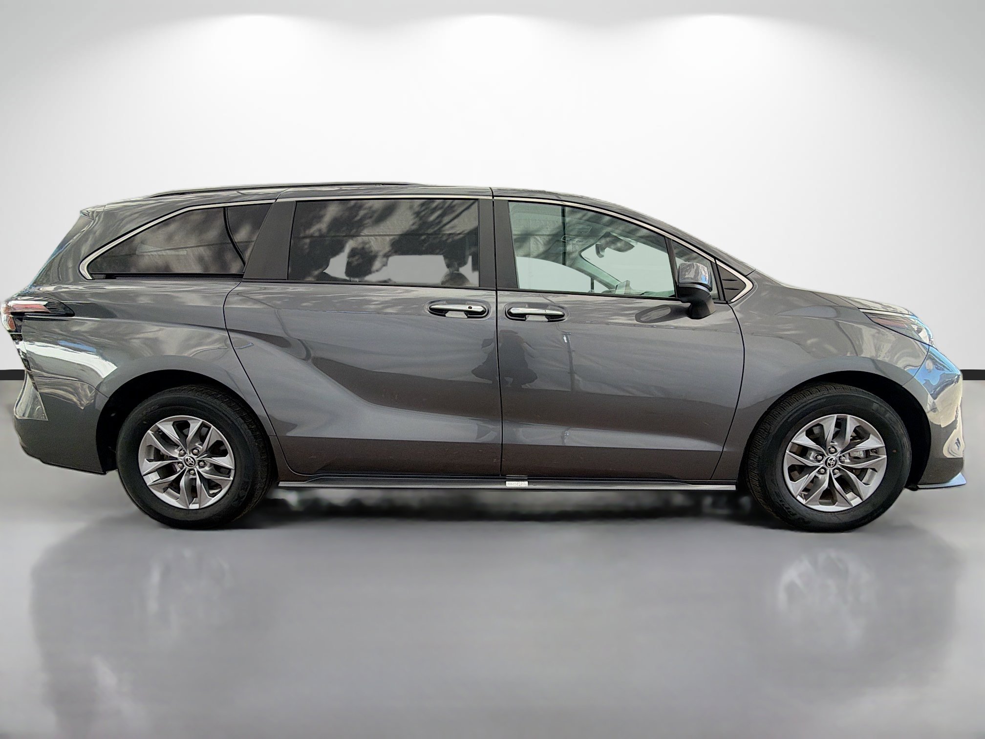 Used 2025 Toyota Sienna XLE image 2