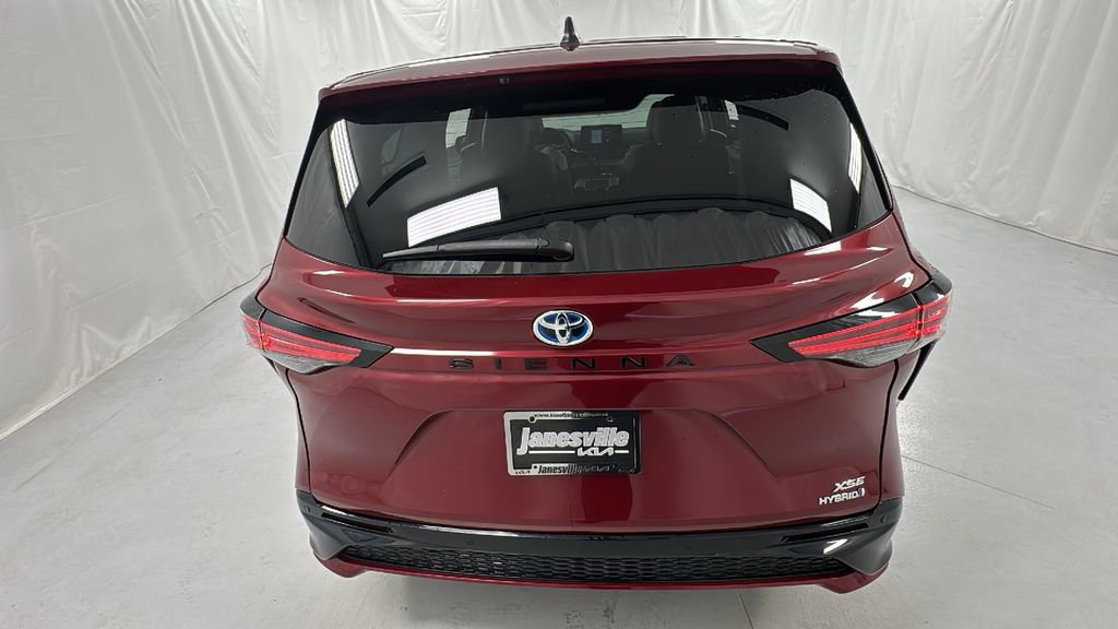 Used 2023 Toyota Sienna XSE image 4