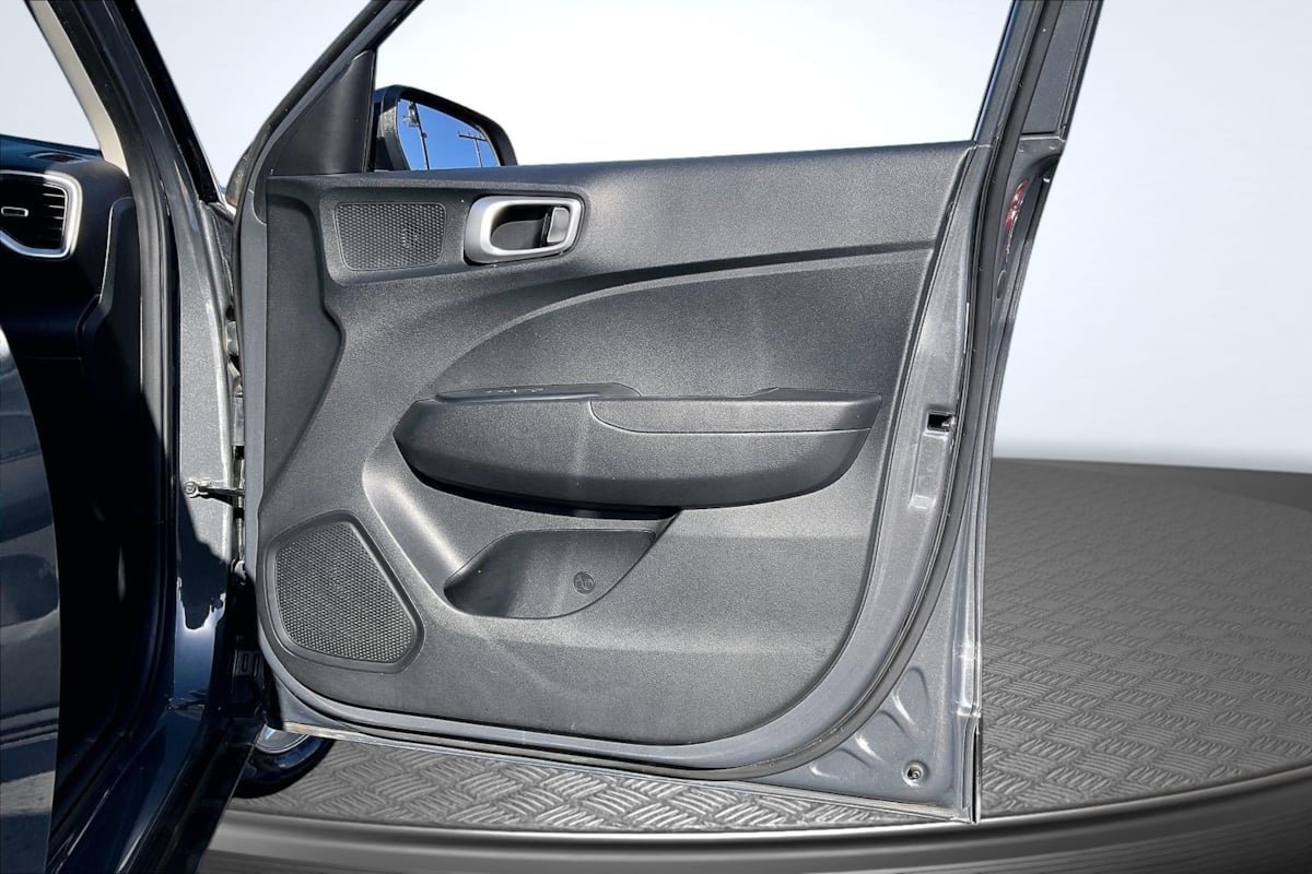 Used 2024 Hyundai Venue SE FWD image 23