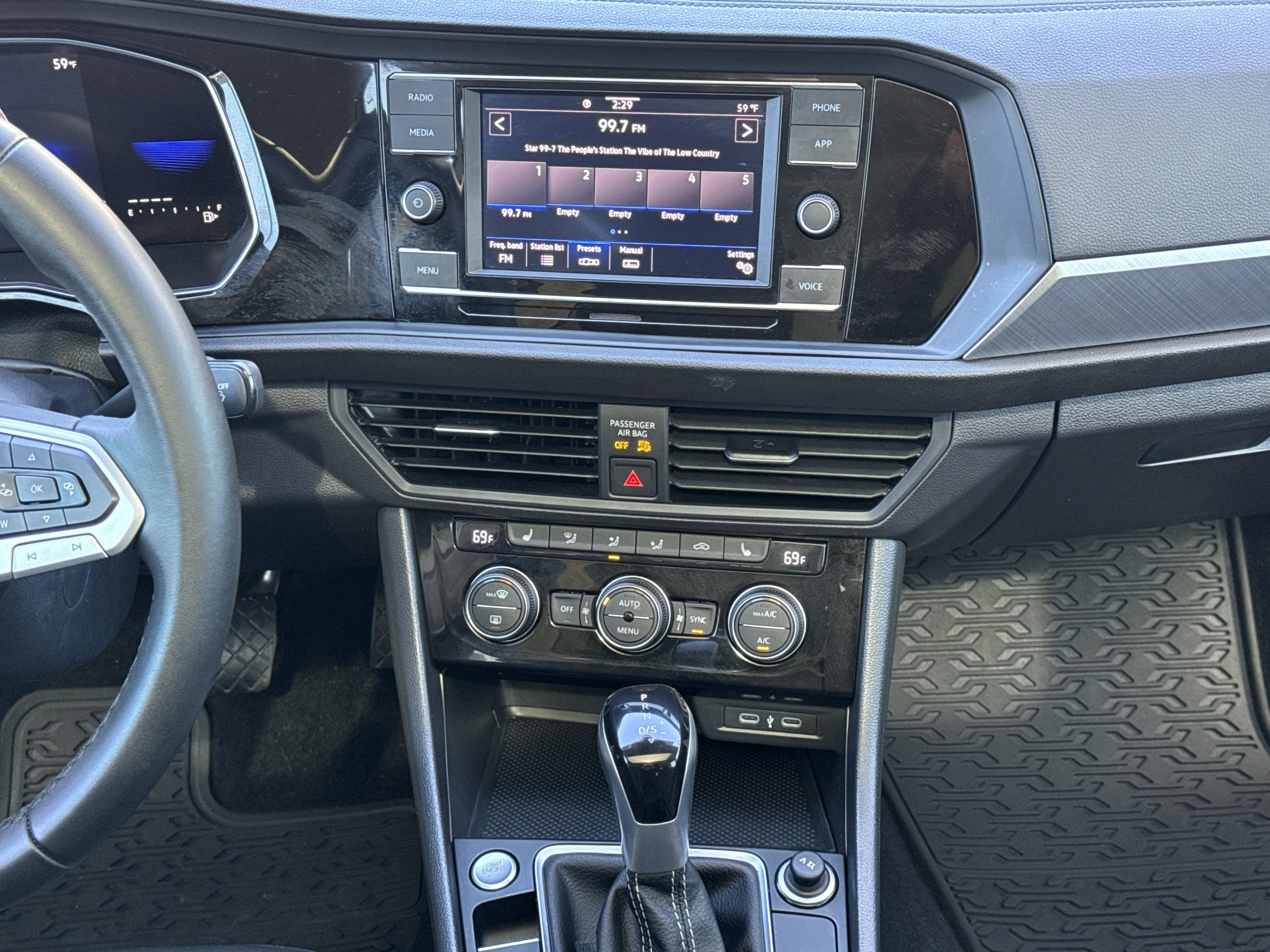 Used 2023 Volkswagen Jetta SE w/ Panoramic Sunroof Package image 29