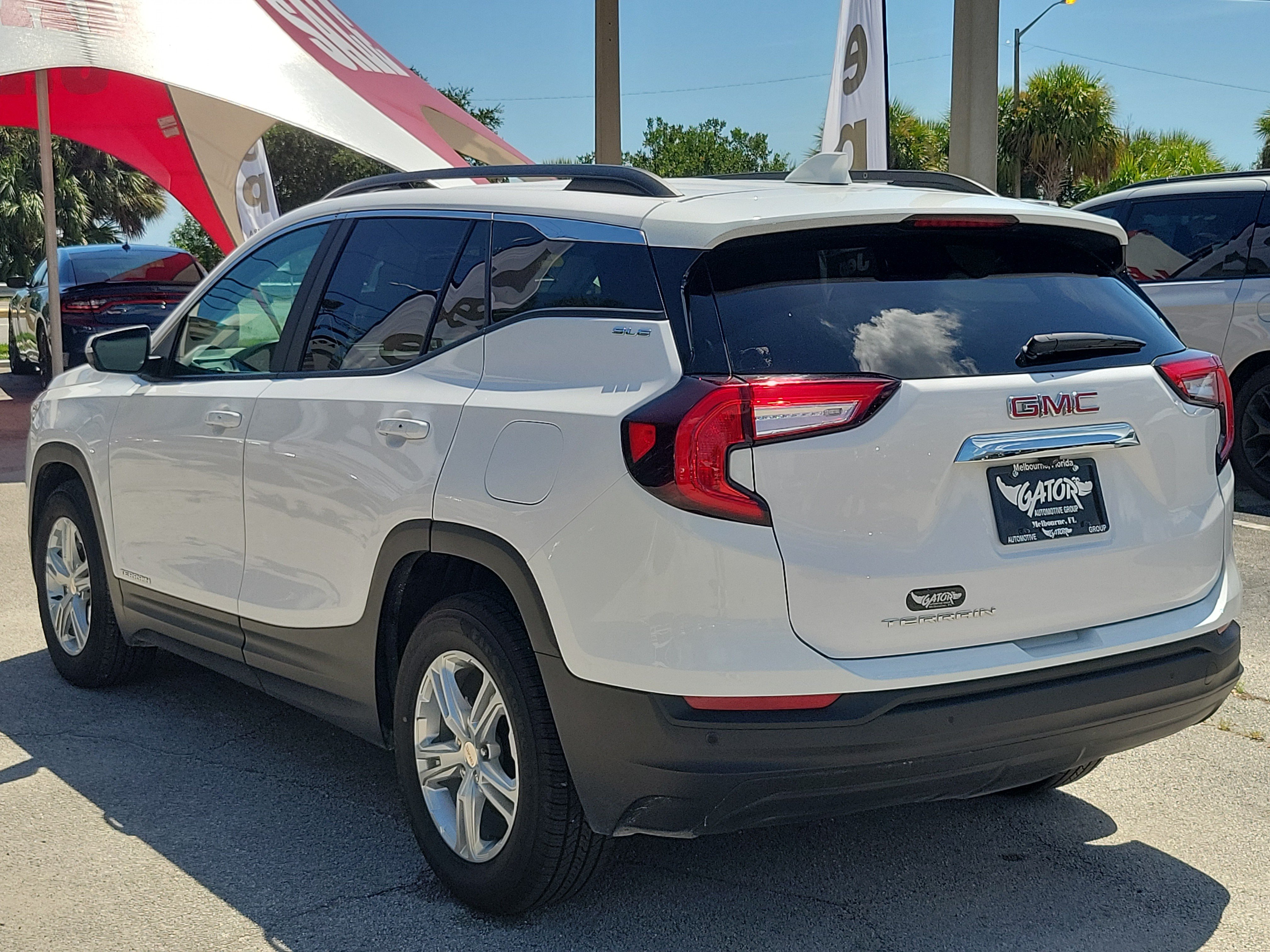 Used 2022 GMC Terrain SLE w/ Driver Convenience Package FWD image 3