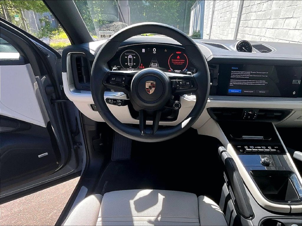 Certified 2025 Porsche Cayenne E-Hybrid Coupe AWD/4WD image 11