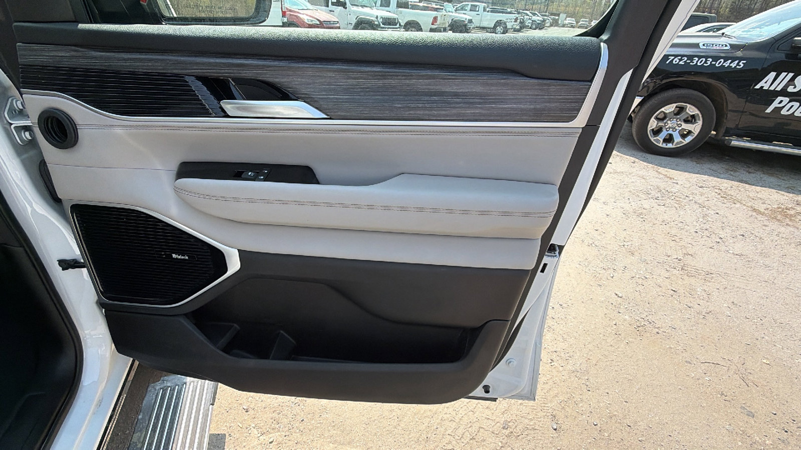 Used 2024 Jeep Wagoneer L Series III w/ Premium Group I image 22