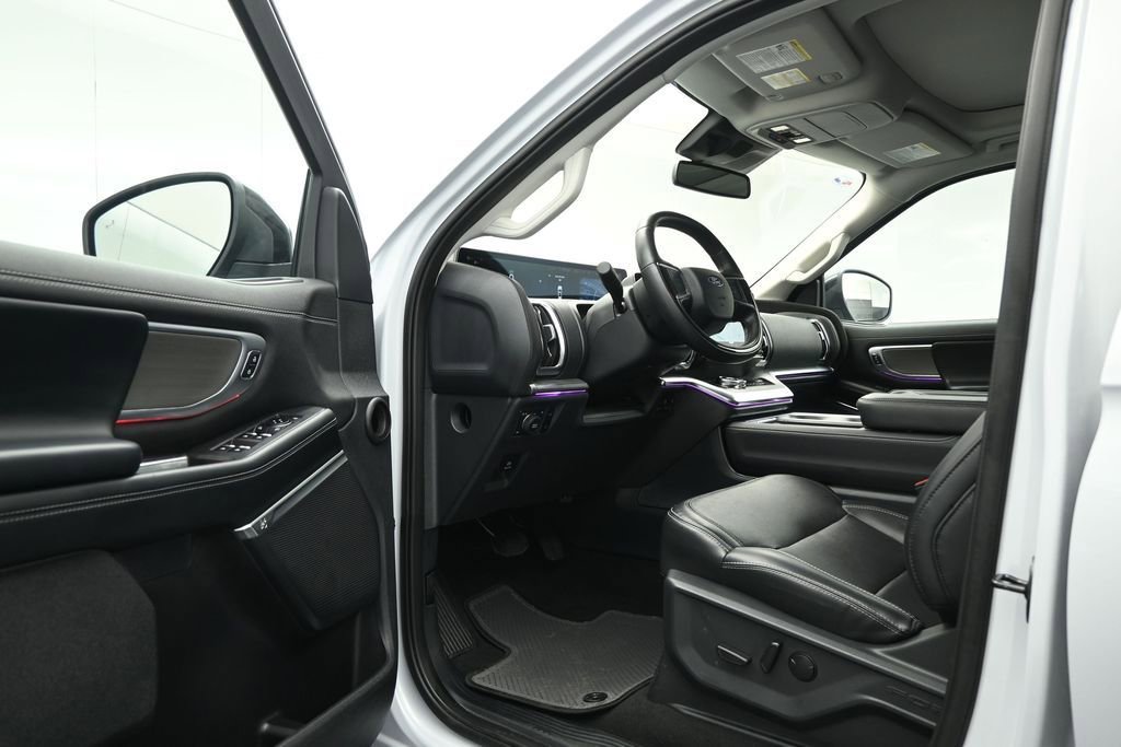 Certified 2025 Ford Expedition Platinum AWD/4WD image 6