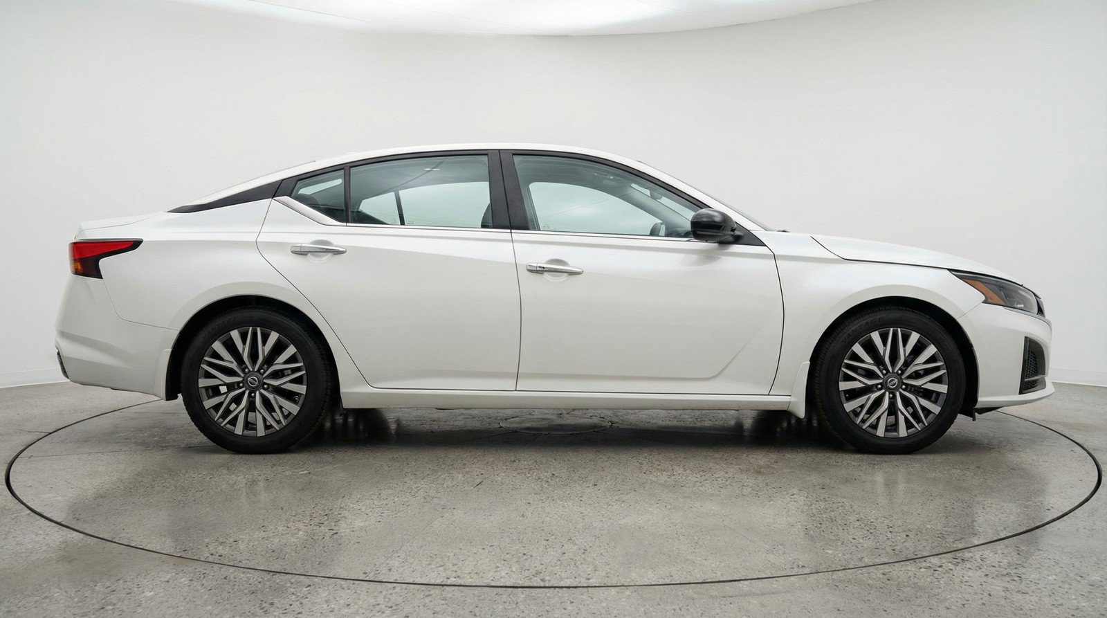 Used 2025 Nissan Altima 2.5 SV FWD image 11